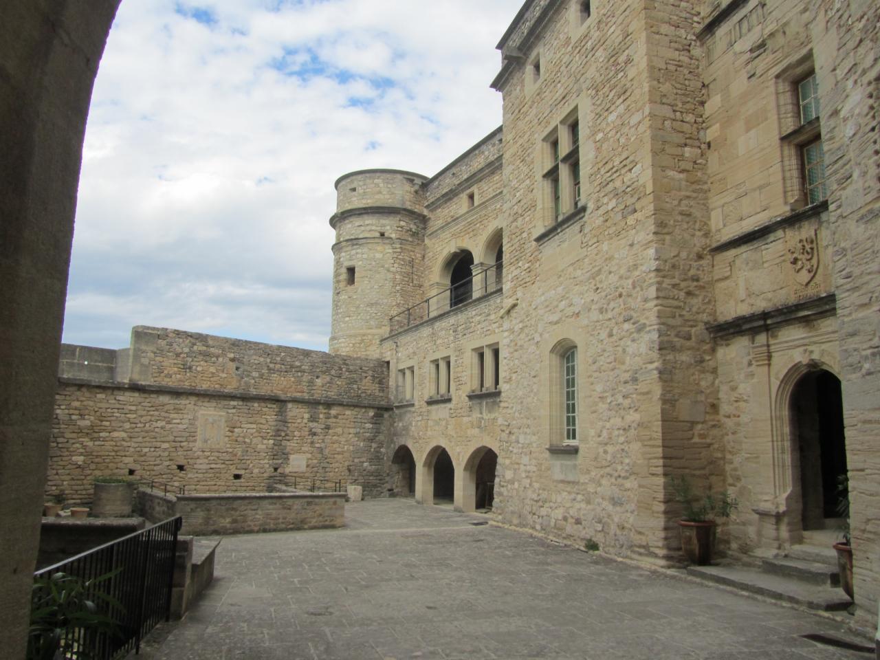 Château du Barroux, vue de la cour intérieure